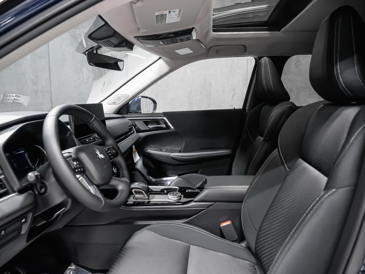 2026 Mitsubishi Outlander SE Cosmic Blue Montreal - photo #11