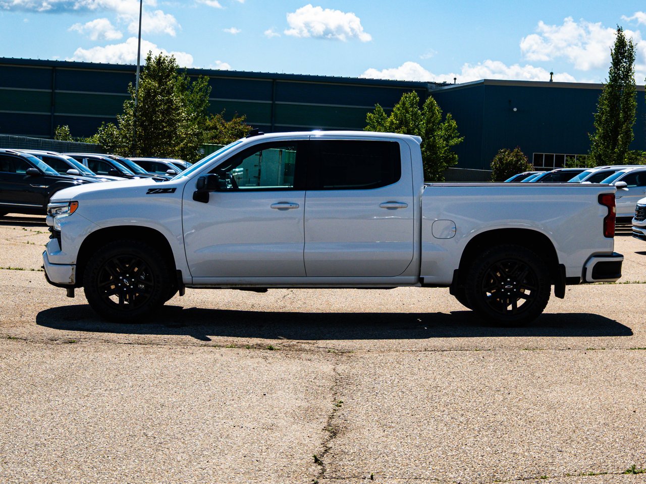2023 Chevrolet Silverado 1500 4WD Crew Cab 147 RST White Sherwood Park - photo #9
