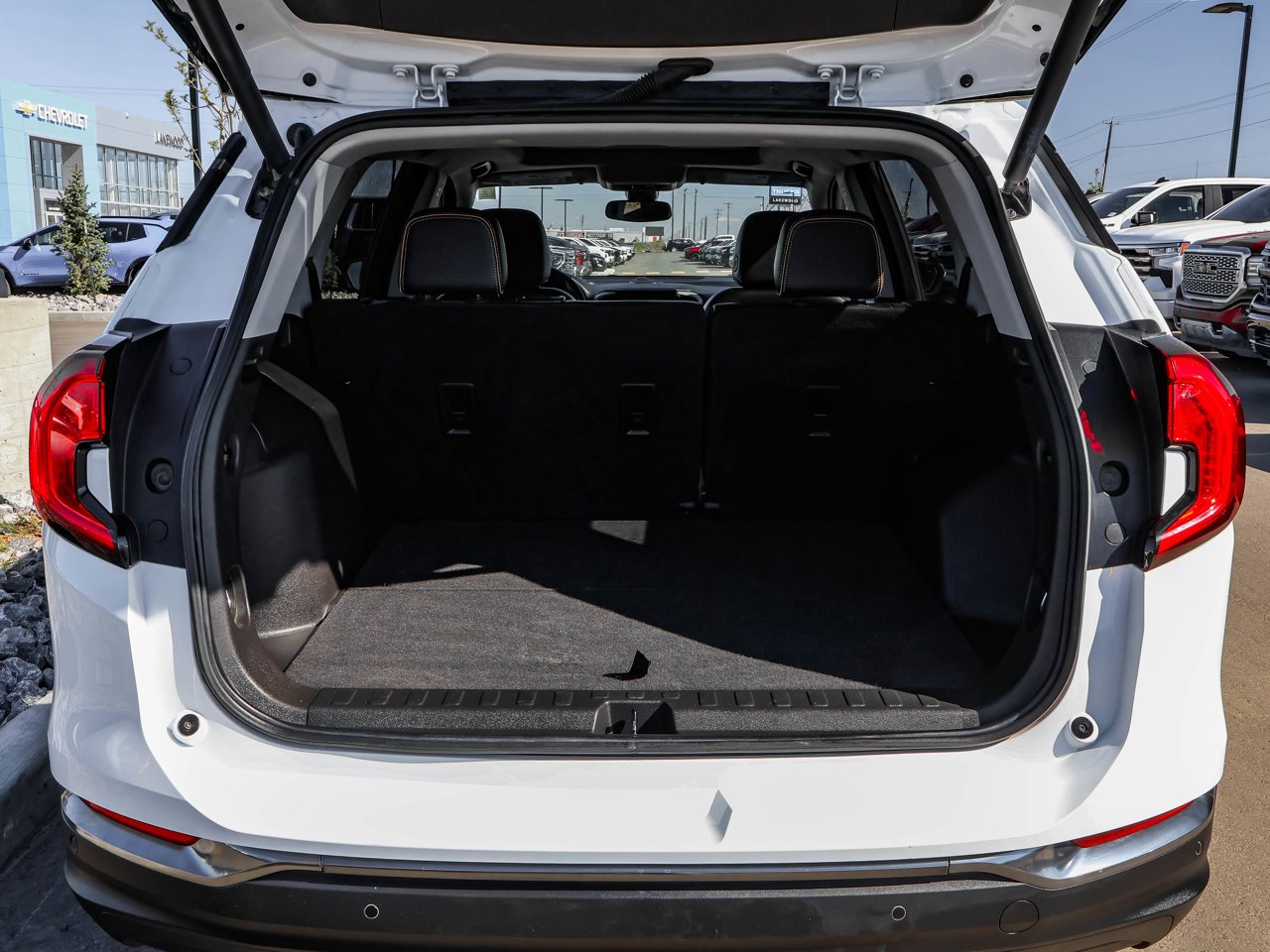 2022 GMC Terrain AWD 4dr AT4 White Sherwood Park - photo #8