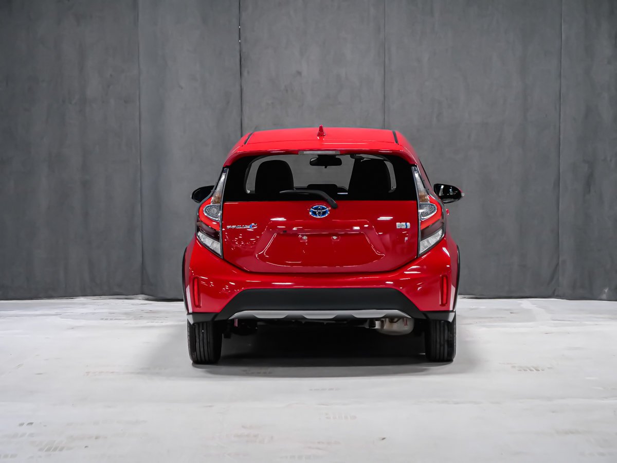 2018 Toyota Prius c TOIT OUVRANT SIÈGES CHAUFFANTS Red Montreal - photo #4