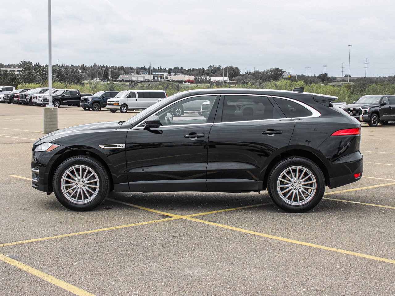 2020 Jaguar F-PACE 25t AWD Premium Black Sherwood Park - photo #4
