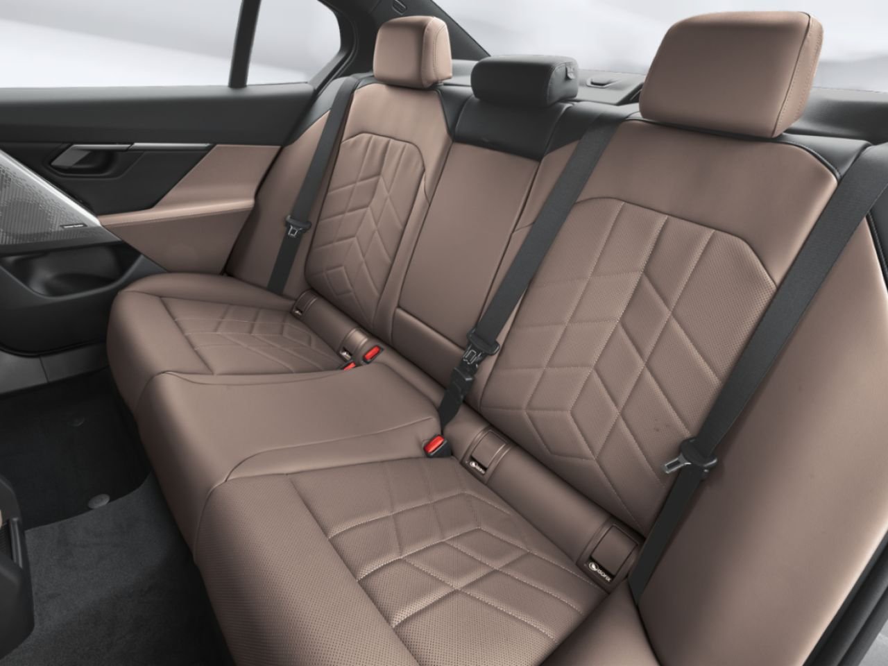 2027 BMW 5 Series 550e xDrive Black Sapphire Metallic Blainville - photo #7