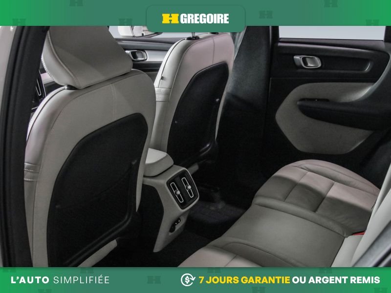 2022 Volvo XC40 White Laval - photo #25