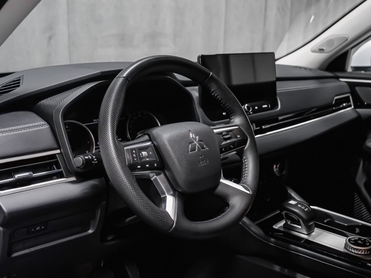 Mitsubishi Outlander ES 2025 Blanc Montréal - photo #7