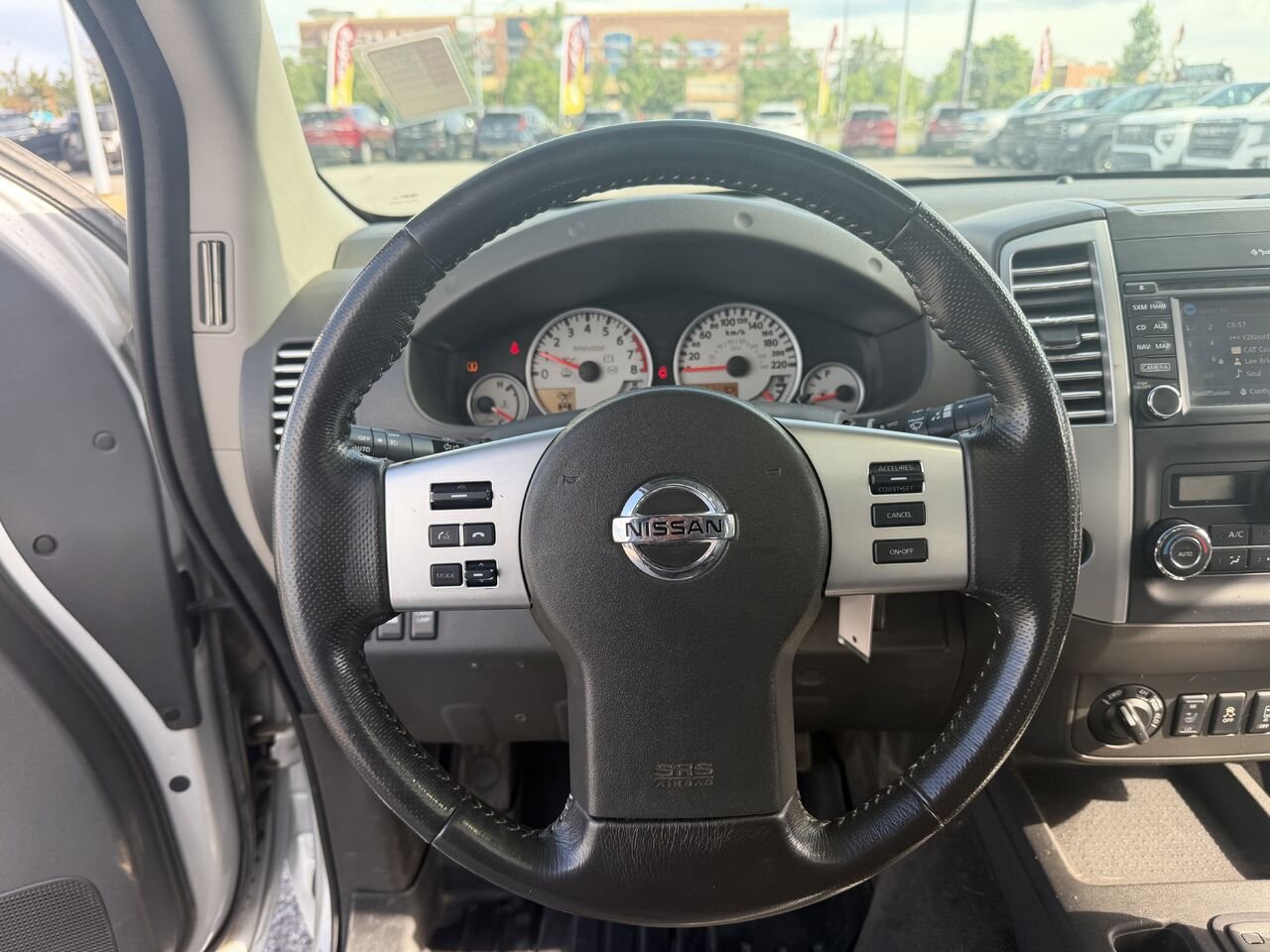 NISSAN FRONTIER PRO-4X SV cabine double 4x4 caisse longue BA 2018 Gris Gatineau - photo #2