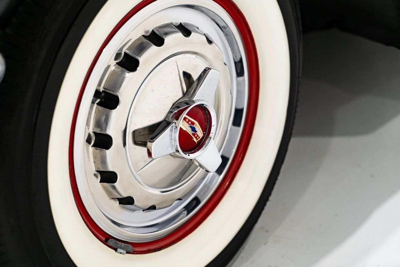Chevrolet Bel Air Beautifully presented. Restored in desirable color combo | PRIX EN USD 1957 Noir Montréal - photo #52