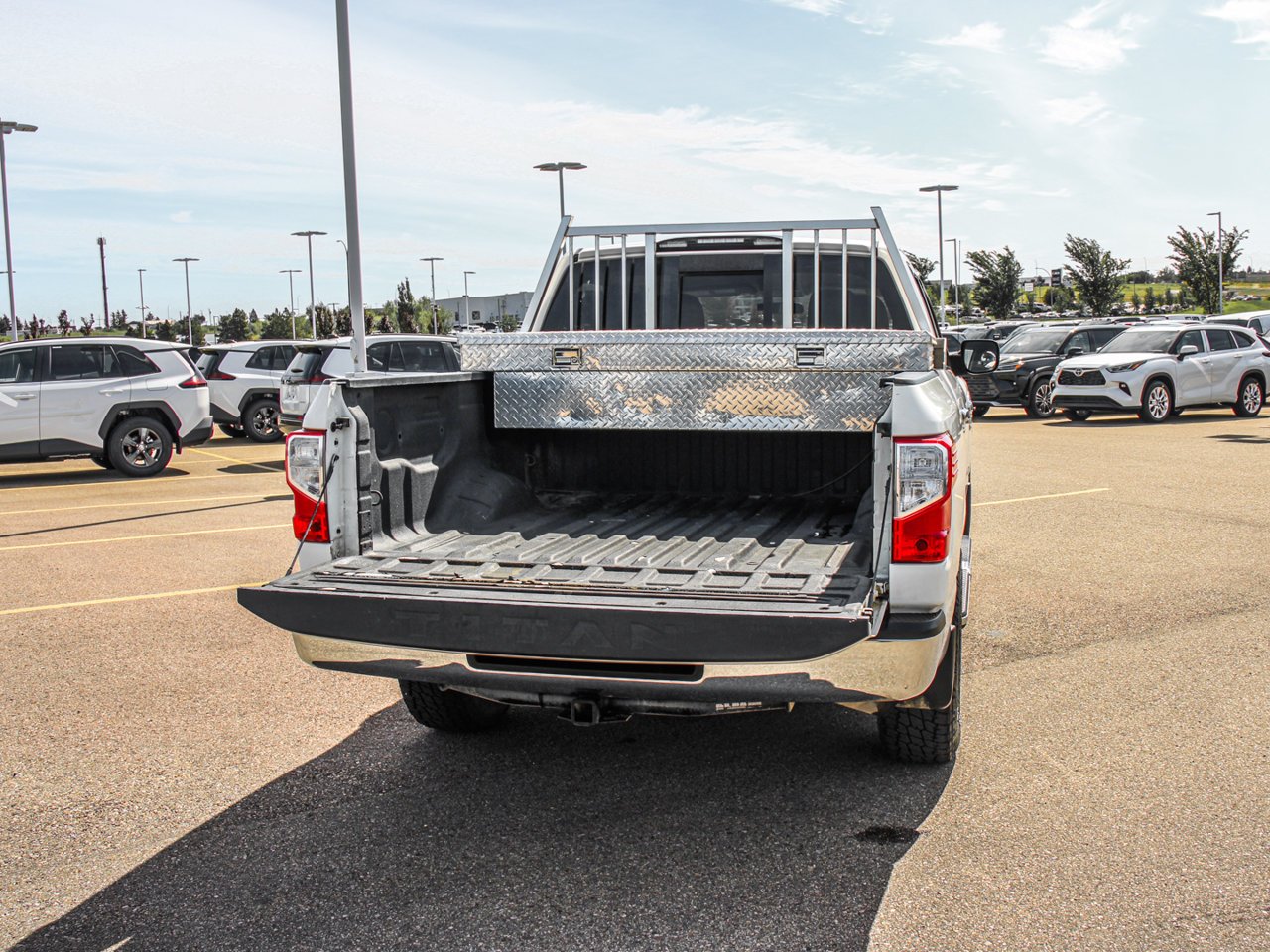 2017 Nissan Titan 4WD Crew Cab SV White Sherwood Park - photo #7