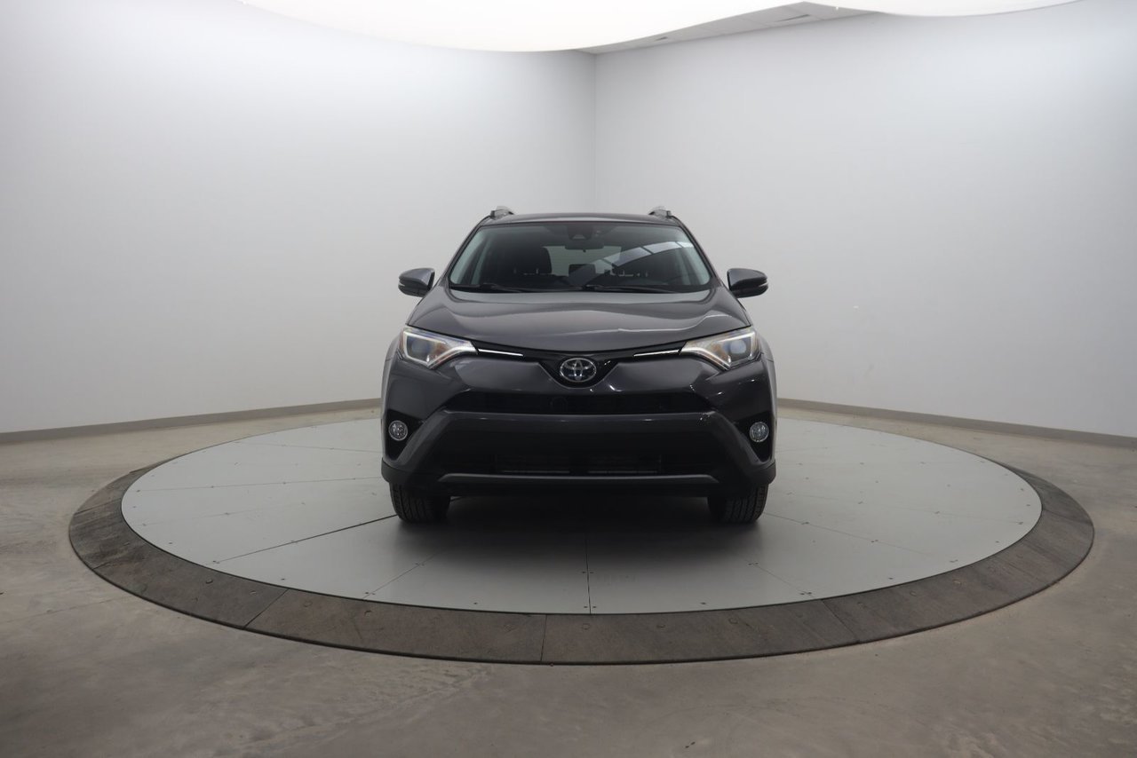 2018 Toyota RAV4 VIN 2T3RFREV9JW852844 Grey Baie-Comeau - photo #1