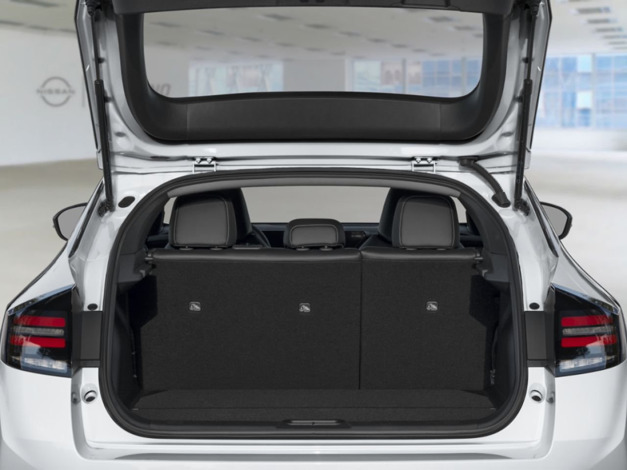 2026 Nissan LEAF Everest White Pearl Tricoat/Black Saint-Basile-le-Grand - photo #10