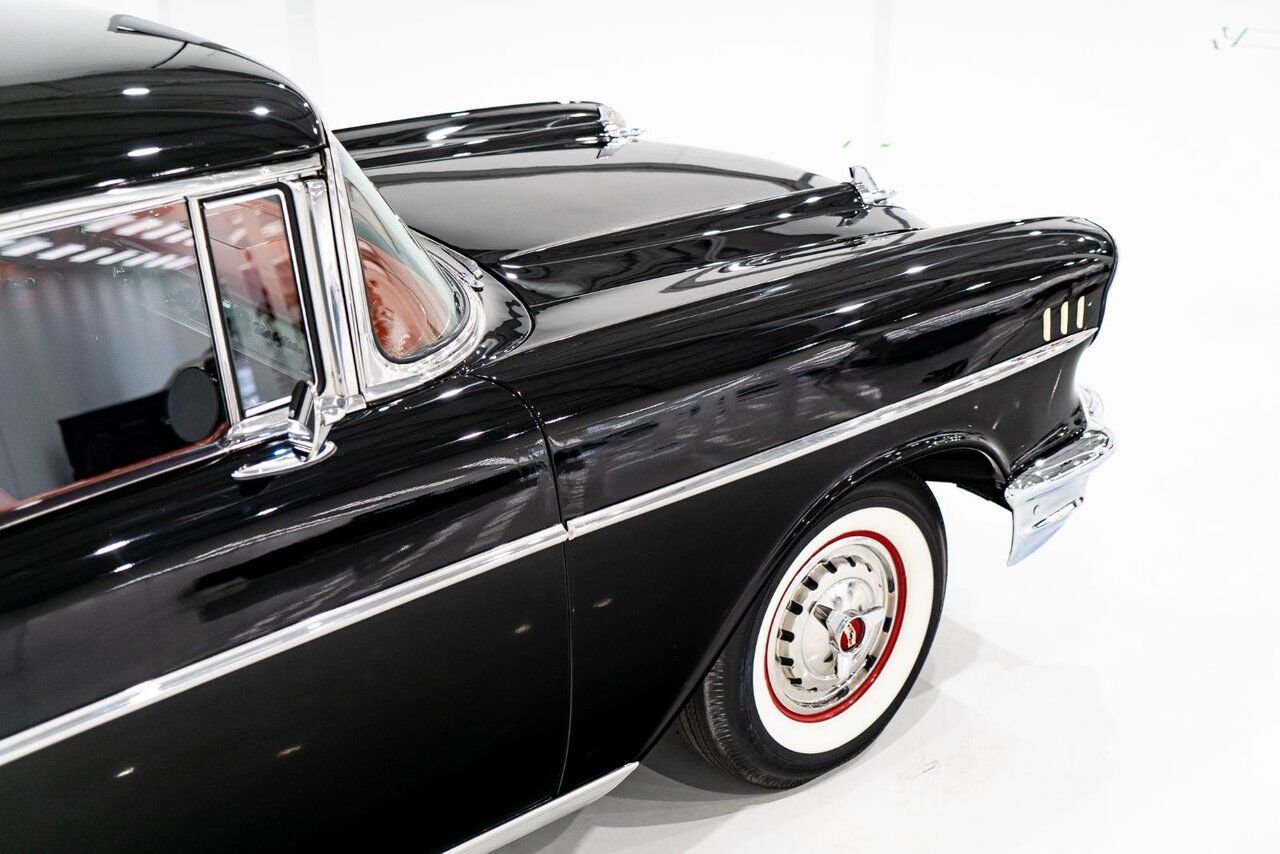 Chevrolet Bel Air Beautifully presented. Restored in desirable color combo | PRIX EN USD 1957 Noir Montréal - photo #51
