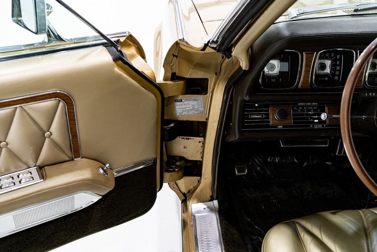 1969 Lincoln Continental Only 687 miles from new. Unrestored example **PRICE IN USD** Gold Montreal - photo #67