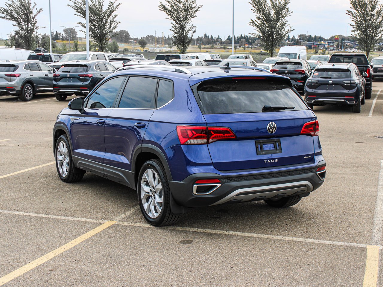 2022 Volkswagen Taos Comfortline 4MOTION Blue Sherwood Park - photo #5