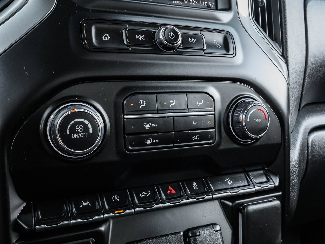 2024 Chevrolet Silverado 1500 4WD Crew Cab 147 Custom Trail Boss White Sherwood Park - photo #30