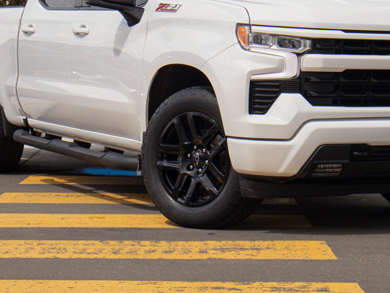 2024 Chevrolet Silverado 1500 4WD Crew Cab 147 RST White Sherwood Park - photo #5