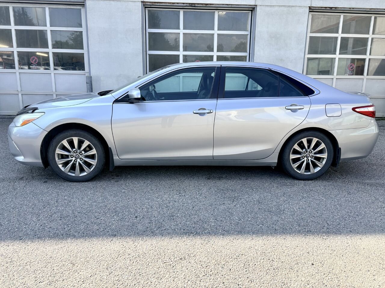 2017 Toyota CAMRY Silver Mont-Laurier - photo #3