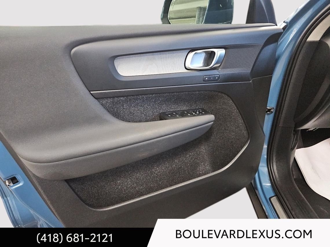 2024 Volvo XC40 Blue Quebec - photo #28