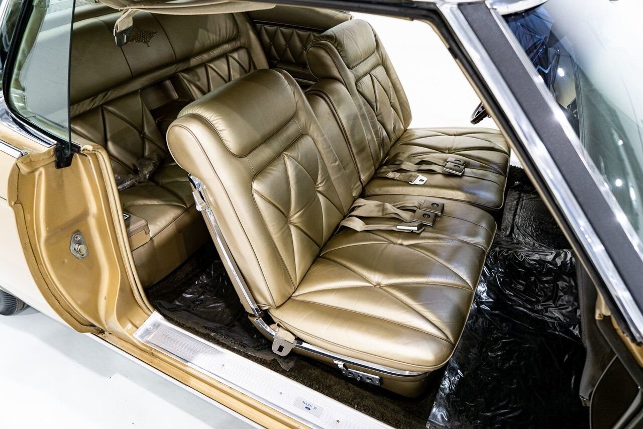 1969 Lincoln Continental Only 687 miles from new. Unrestored example **PRICE IN USD** Gold Montreal - photo #13