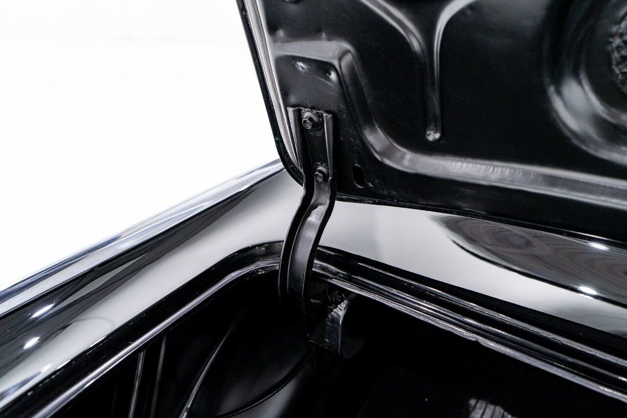 Chevrolet Bel Air Beautifully presented. Restored in desirable color combo | PRIX EN USD 1957 Noir Montréal - photo #26