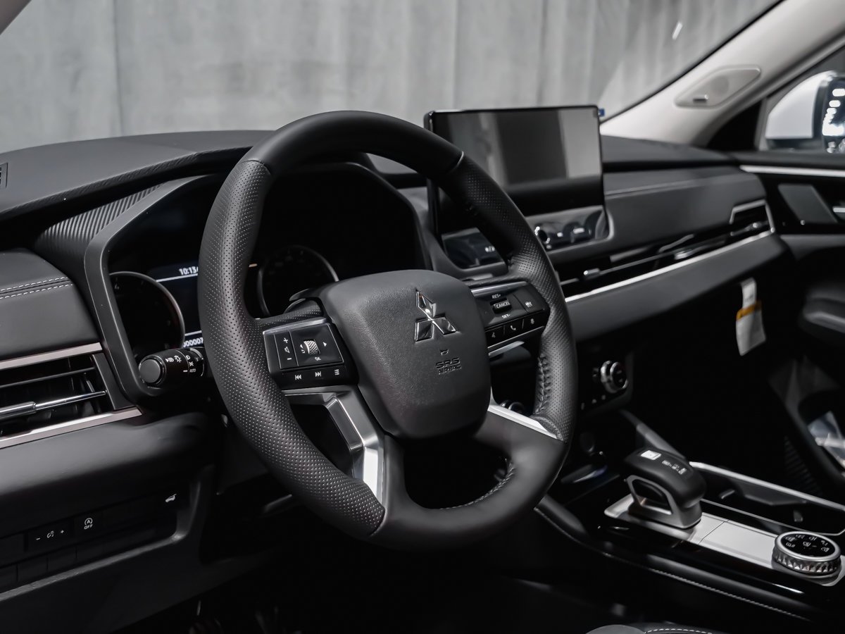 Mitsubishi Outlander LE 2026 Blanc diamant Montréal - photo #7