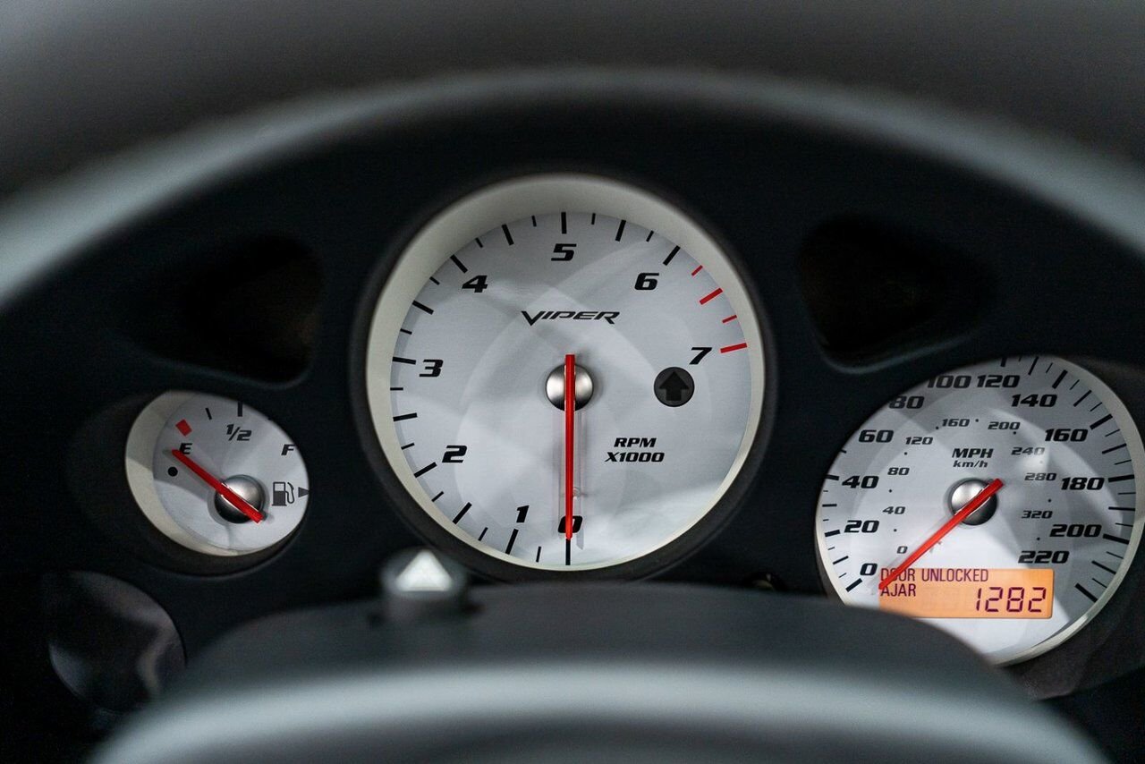 Dodge Viper Clean Title With Only 2,063 km (1,282 Miles) From New 2008 Rouge Montréal - photo #42