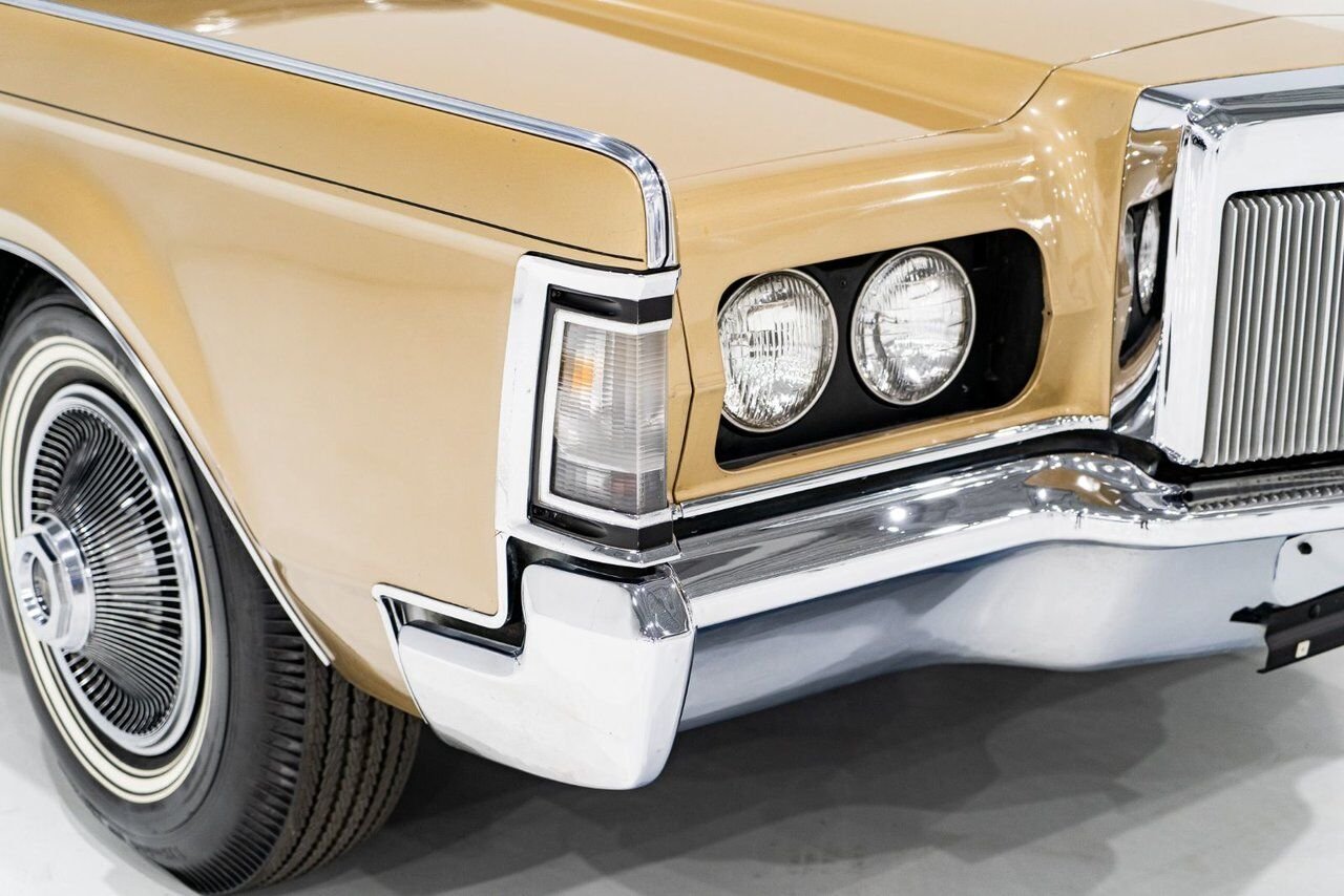 1969 Lincoln Continental Only 687 miles from new. Unrestored example **PRICE IN USD** Gold Montreal - photo #5