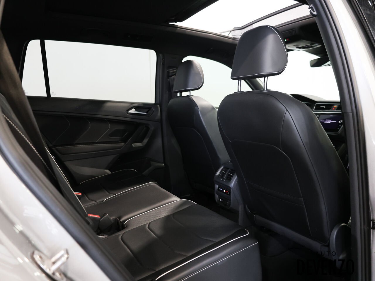 2023 Volkswagen Tiguan Silver Saint-Eustache - photo #9