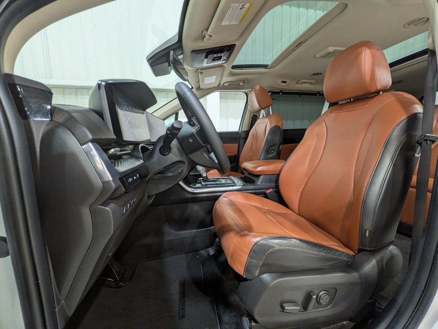 2022 Kia Carnival White