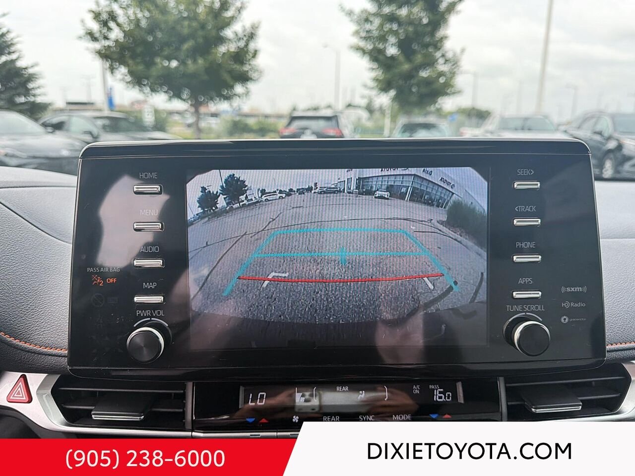 2023 Toyota Sienna XSE FWD HYBRID / CLEAN CARFAX / MOONROOF / ALLOY WHEELS / CARPLAY AND ANDROID AUTO Red Mississauga - photo #16