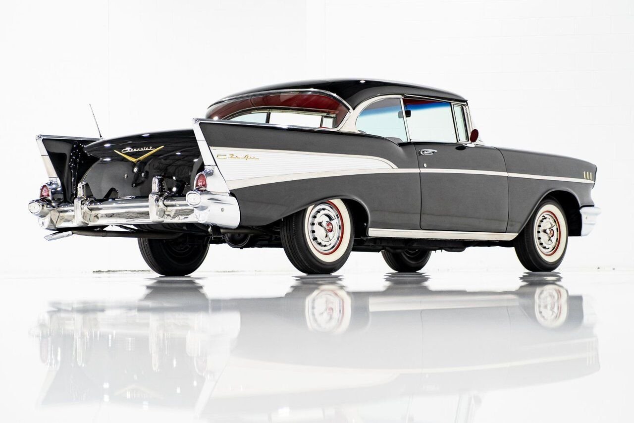 Chevrolet Bel Air Beautifully presented. Restored in desirable color combo | PRIX EN USD 1957 Noir Montréal - photo #34
