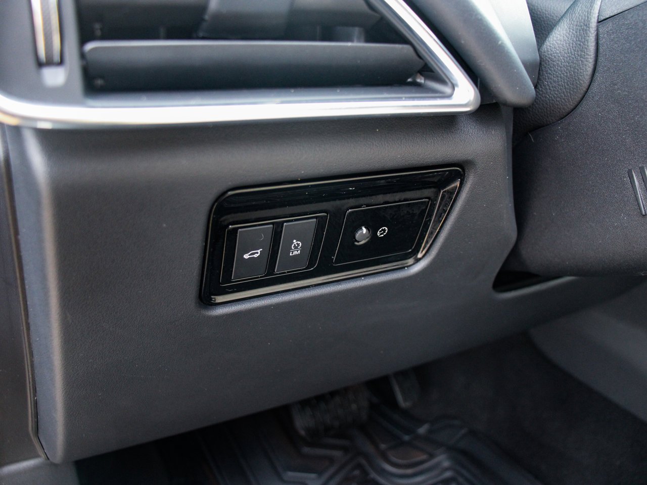 2020 Jaguar F-PACE 25t AWD Premium Black Sherwood Park - photo #17