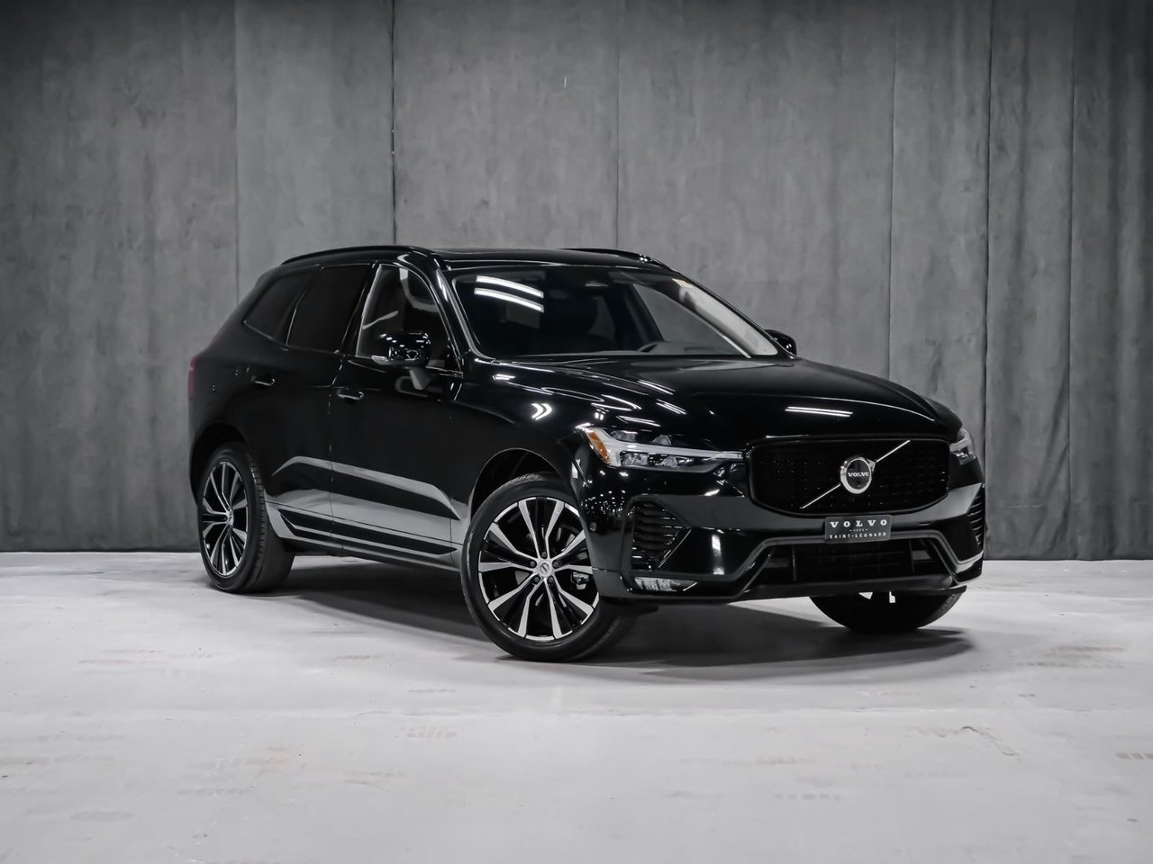 Volvo XC60 B5 PLUS DARK CLIMATE 2025 Noir Montréal - photo #1