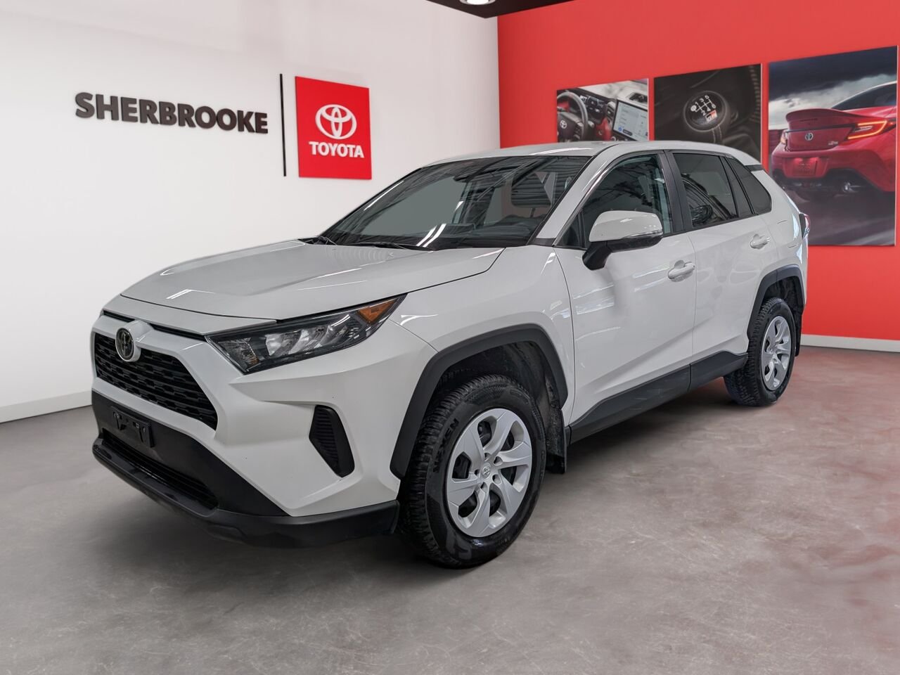 Toyota RAV4 LE/SIÈGES CHAUFFANTS/CAMÉRA DE RECUL/BLUETOOTH/AC/ 2025 Blanc Sherbrooke - photo #0