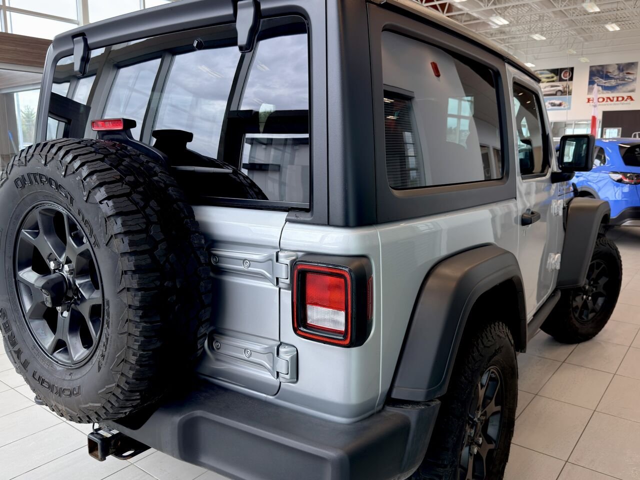 2022 Jeep Wrangler Silver Notre-Dame-des-Prairies - photo #9