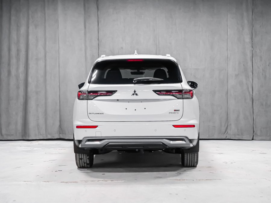 2026 Mitsubishi Outlander Plug-In Hybrid SE White Diamond Premium Finish