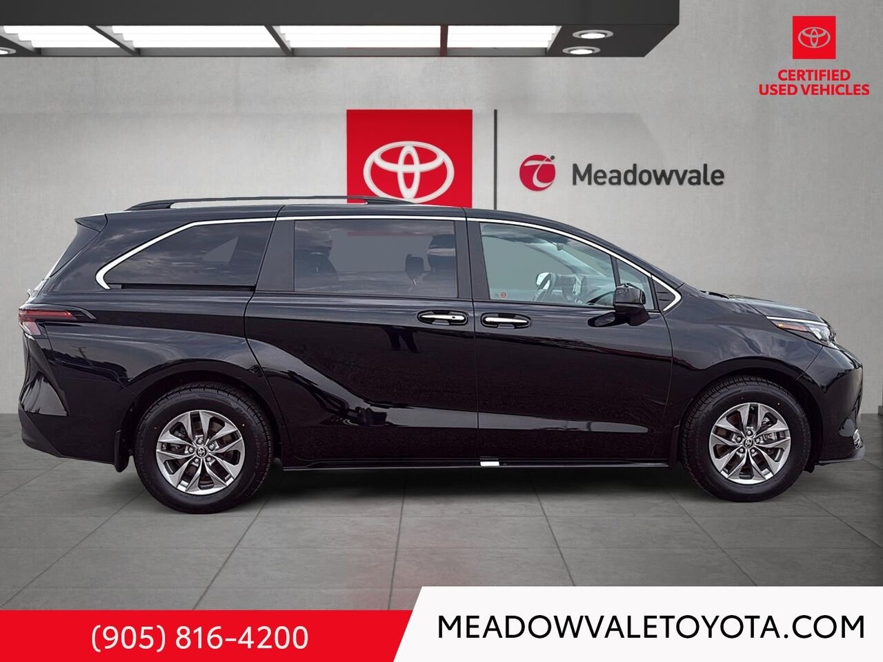 2024 Toyota Sienna One Owner, 4 New Tires, Midnight Black Metallic Mississauga - photo #2