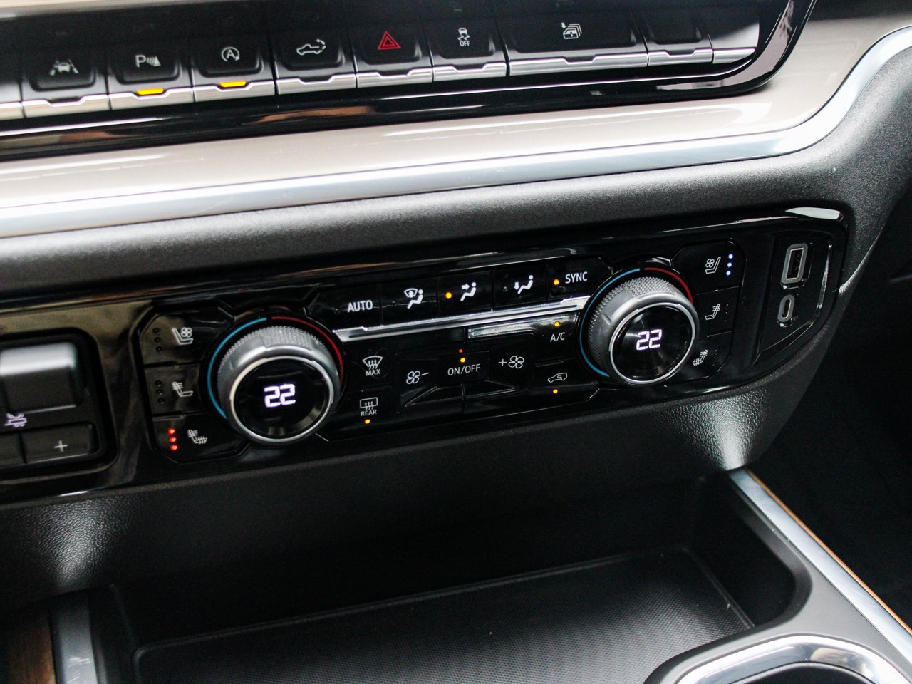 2022 Chevrolet Silverado 1500 4WD Crew Cab 147 High Country Blue Sherwood Park - photo #26