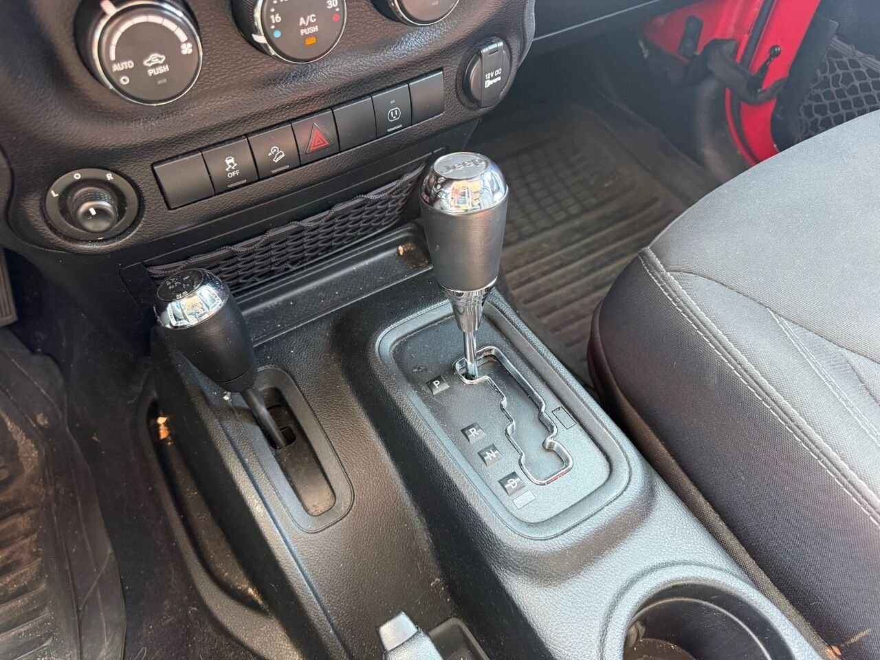 2017 Jeep Wrangler Unlimited Modèle Sahara 4 portes traction intégrale Red Châteauguay - photo #16