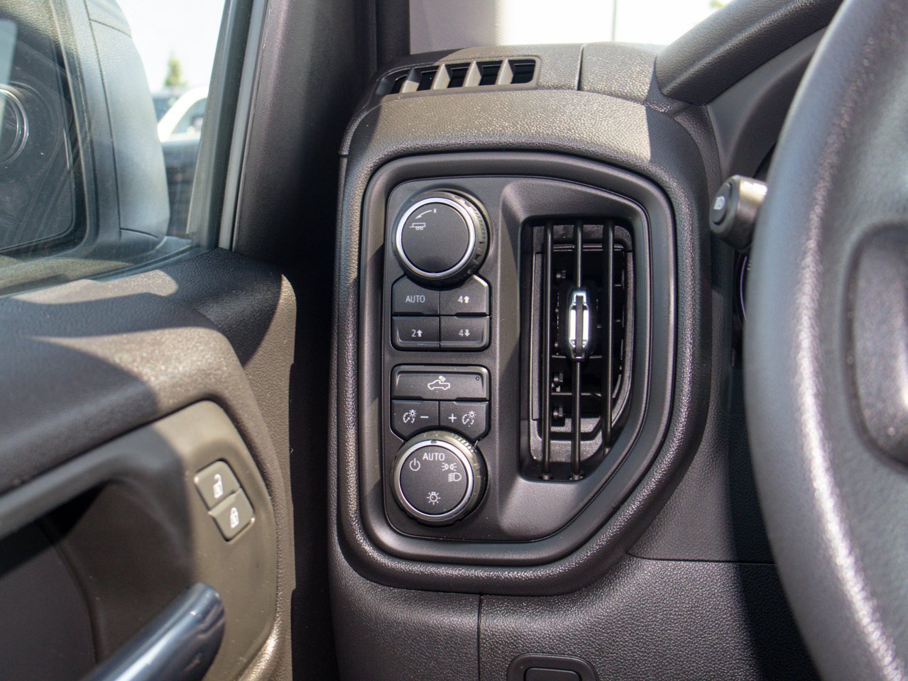 2024 Chevrolet Silverado 1500 4WD Crew Cab 147 Custom Trail Boss White Sherwood Park - photo #19