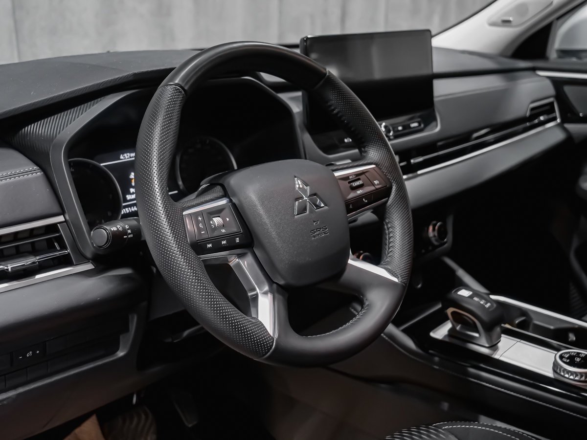 Mitsubishi Outlander ES S-AWC SIEGES CHAUFFANTS APPLE CARPLAY 2025 Gris Montréal - photo #5