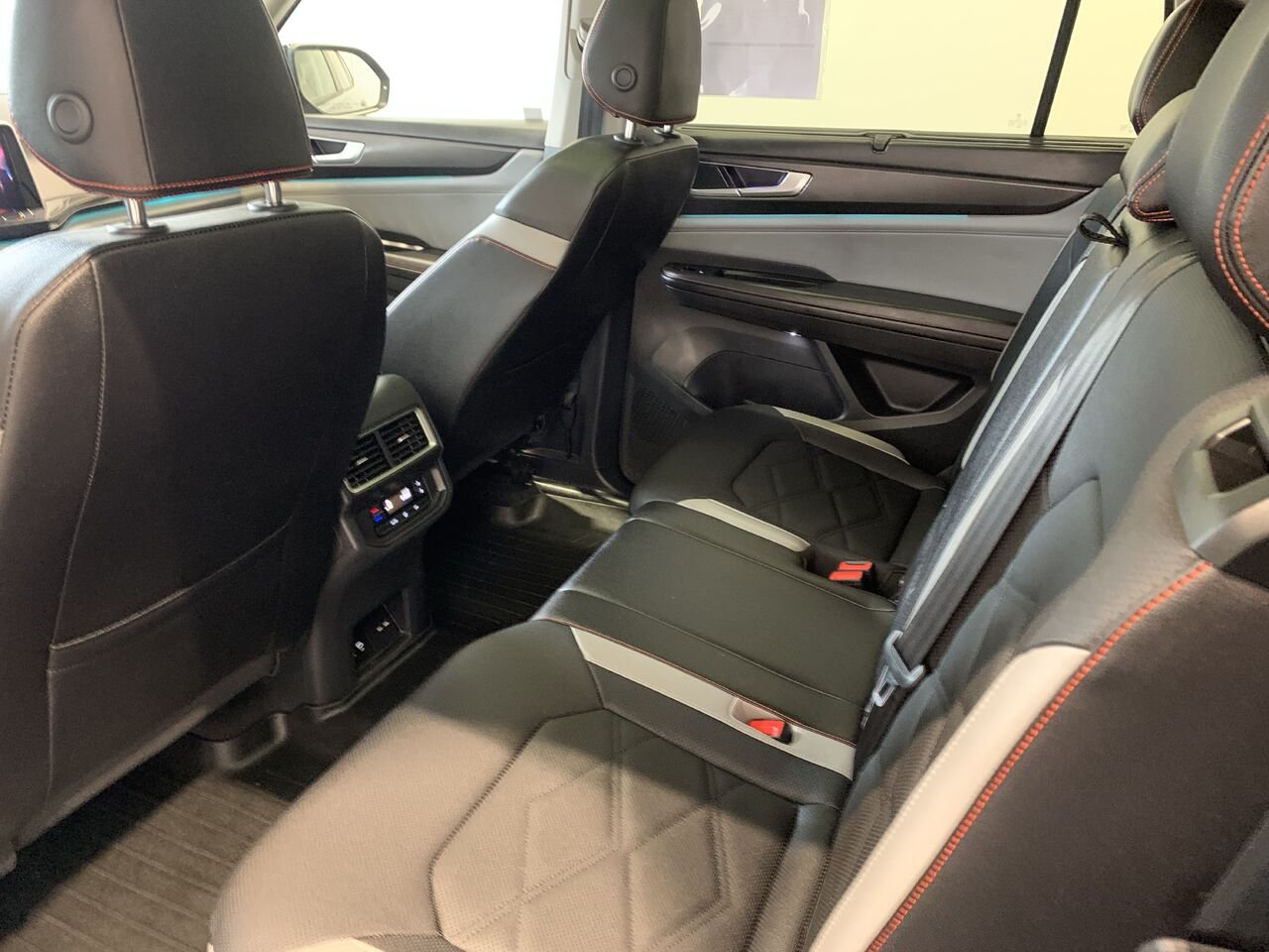 Volkswagen Atlas PEAK EDITION REMORQUAGE 5000LBS+CUIR+TOIT PANO 2025 Gris Châteauguay - photo #29