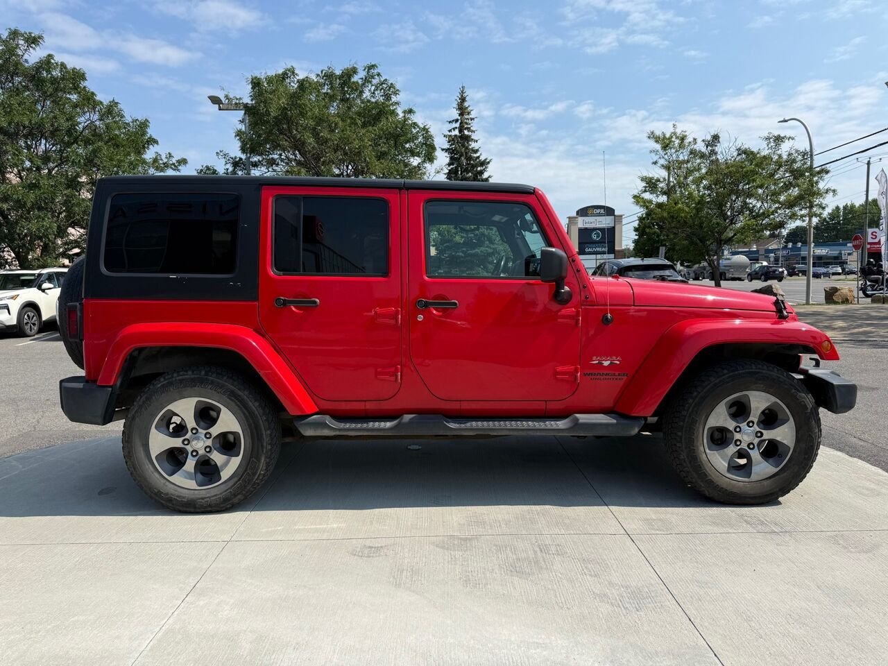 2017 Jeep Wrangler Unlimited Modèle Sahara 4 portes traction intégrale Red Châteauguay - photo #3