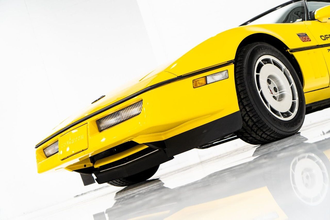 1986 Chevrolet Corvette Pace Car livery with only 17,380km (10,800miles) Yellow Montreal - photo #87