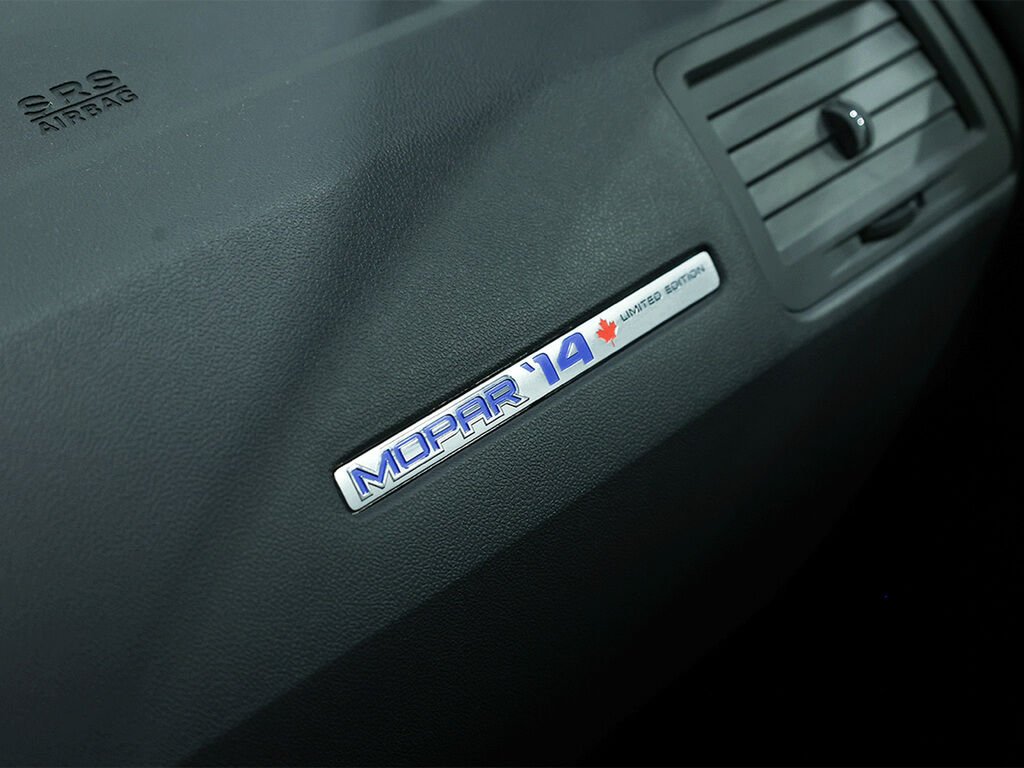 2014 Dodge Challenger White Saint-Eustache - photo #24