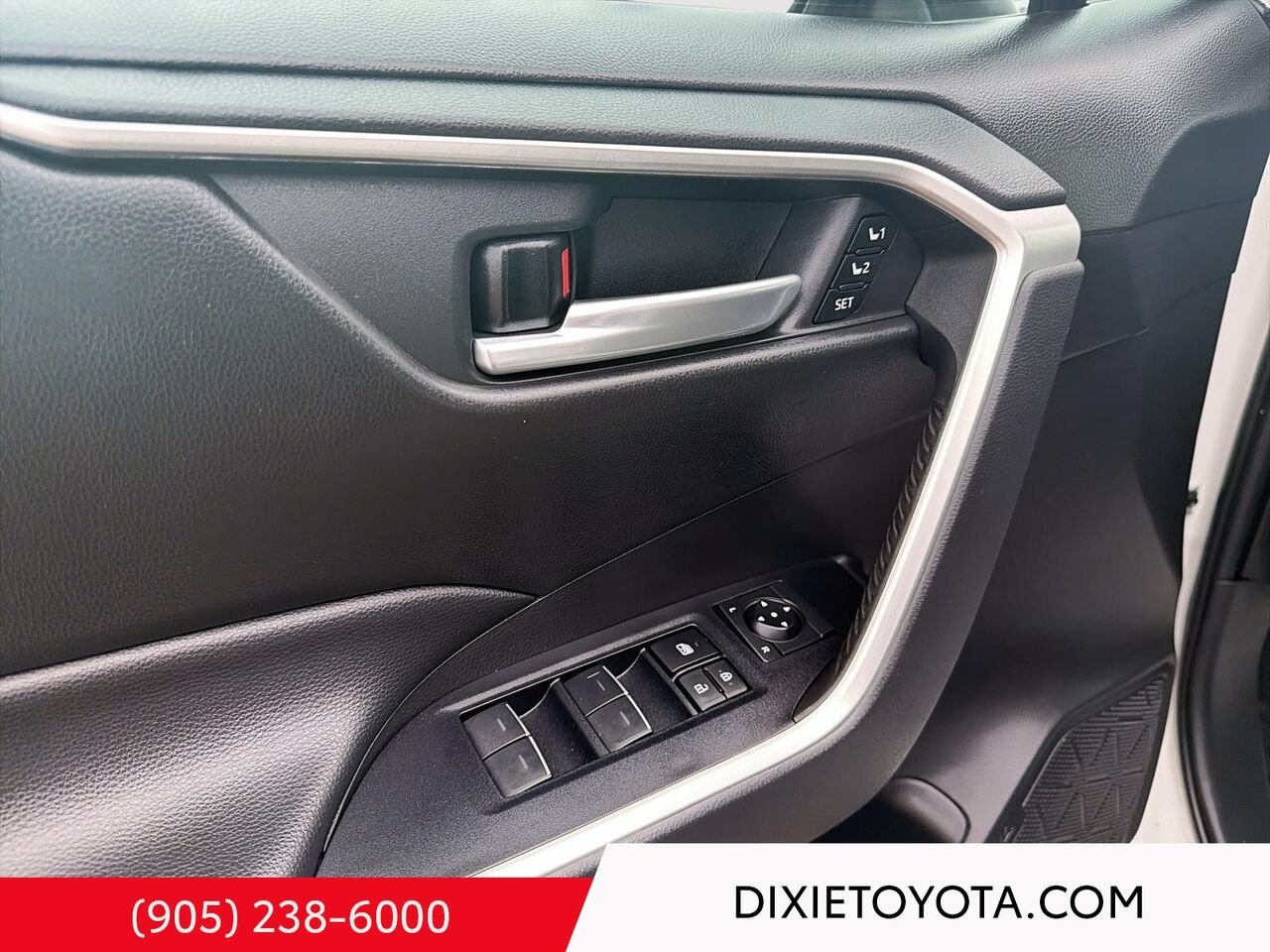 2023 Toyota RAV4 XLE PREMIUM AWD / HEATED SEATS / MOONROOF / LEATHER SURFACE / CARPLAY AND ANDROID AUTO Wind Chill Pearl Mississauga - photo #7
