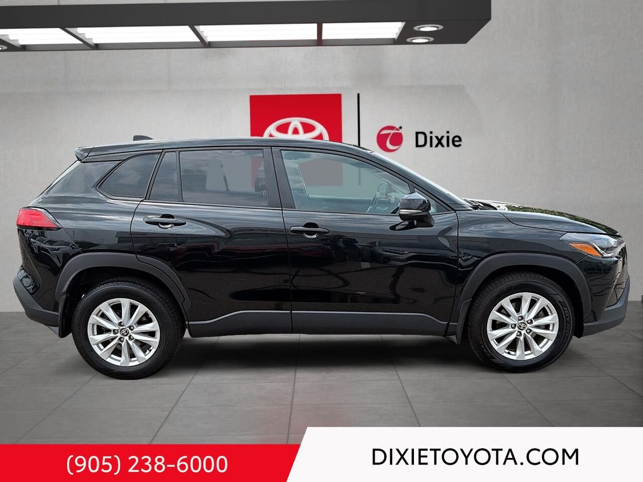 2024 Toyota Corolla Cross LE FWD / HEATED SEATS / TOYOTA SAFETY SENSE / BACK UP CAMERA / CARPLAY AND ANDROID AUTO Black Mississauga - photo #2