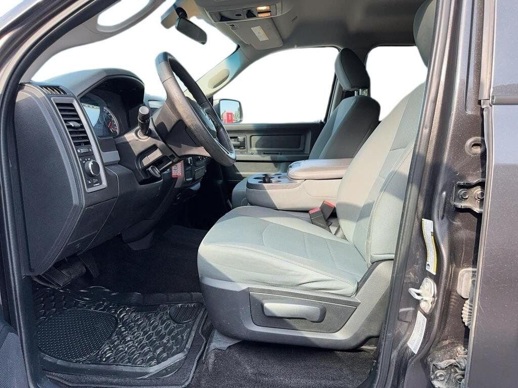 2017 Ram 1500 VIN 3C6RR7KT0HG649048 Grey Baie-Comeau - photo #9