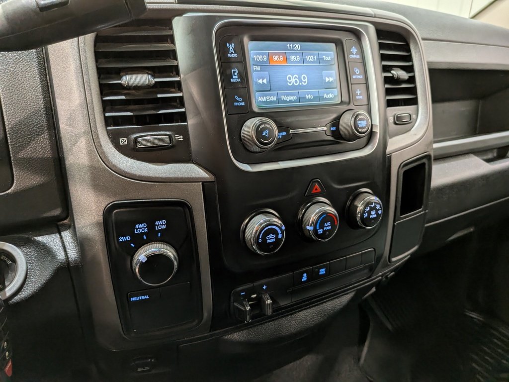2018 Ram 1500 Express 4x4 Quad Cab 6'4" Box *Ltd Avail* Black Val-David - photo #23