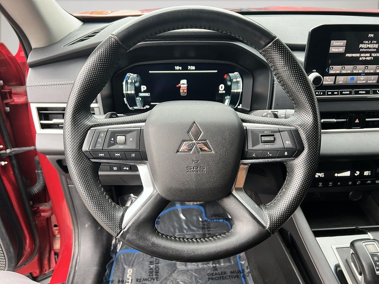 2024 Mitsubishi Outlander Plug-In Hybrid Red Québec - photo #11