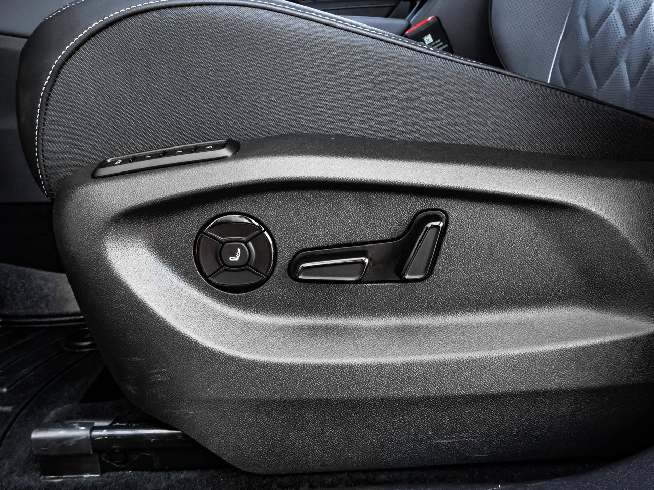 2026 Volkswagen Tiguan Highline Turbo R-Line 4MOTION Black Sherwood Park - photo #21