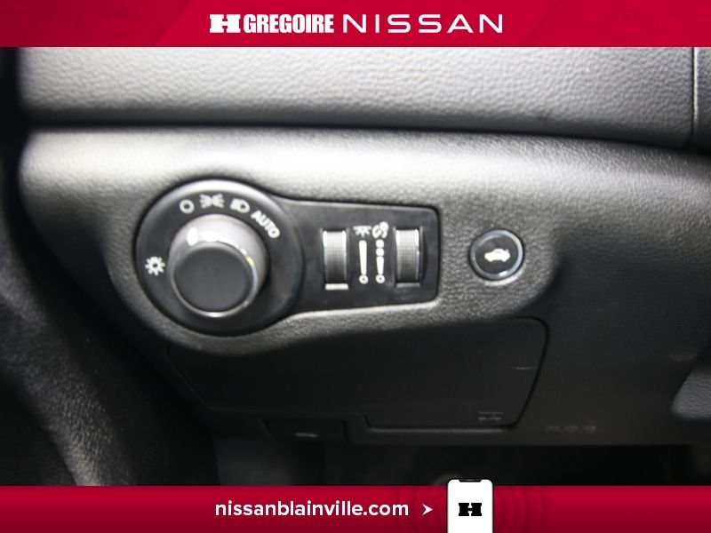 2015 Chrysler 200 White Laval - photo #19